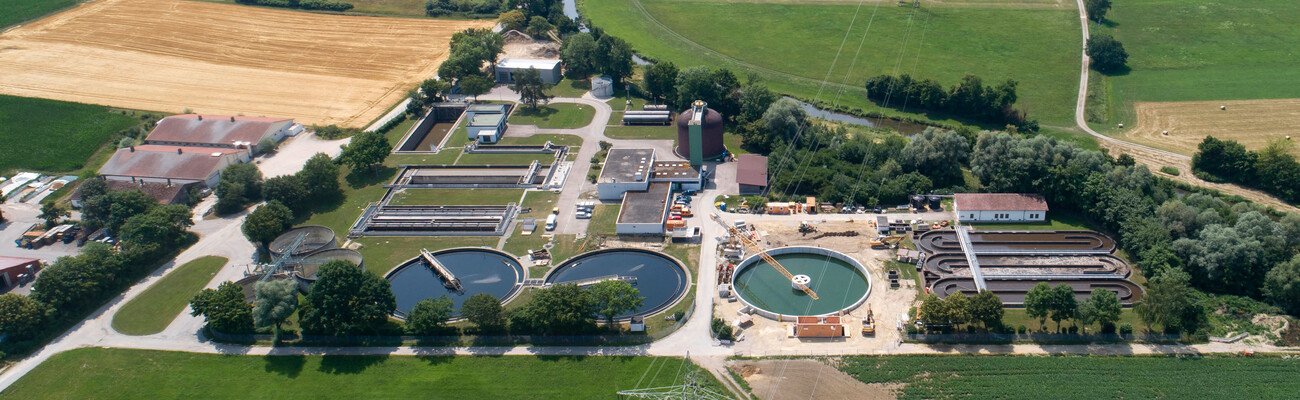 La planta depuradora de aguas residuales de Hirblingen se equipa con seis sopladores de tornillos KAESER.