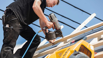 El compresor para talleres i.Comp 3 de KAESER suministra siempre el aire comprimido adecuado para las clavadoras neumáticas.