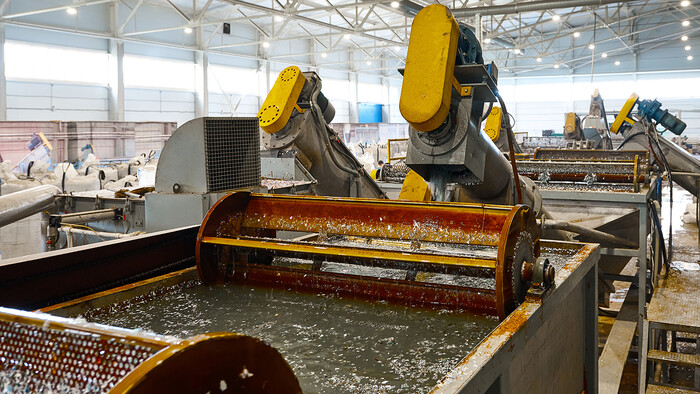El aire saliente de un compresor calienta agua para el lavado de piezas.